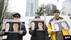 资料照片:加拿大民众在温哥华法院外呼吁中国释放被拘押的两名加拿大公民。(2019年3月6日)