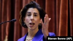 资料照片:被拜登提名为商务部长的罗德岛州州长雷蒙多。