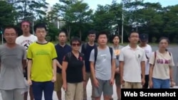 7月30日从中国各地赶来的工友、学生、沈梦雨等15人到深圳坪山区政府给书记递交公开信。(推特截图)