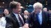 英国外相亨特祝贺约翰逊（右）当选英国首相。