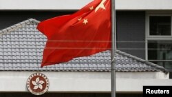 中国国旗在香港特区政府办公楼外飘扬。(2020年5月25日)