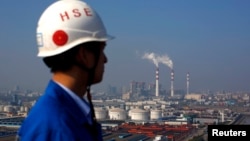 2013年11月5日从上海船厂起重机上远眺: 火力发电厂