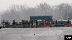 哈萨克斯坦爆发暴力抗议后保安部队堵住了阿拉木图市中心的街道。(2022年1月7日)