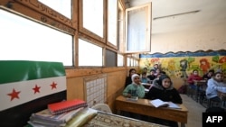 资料照片:2024年12月15日,叙利亚小学生在首都大马士革的德维拉(Dweilaa)社区的一所学校上课。