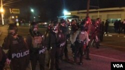 在大陪审团决定不起诉枪杀没带武器的黑人青年的白人警察后,警察在街头戒备(2014年11月24日)