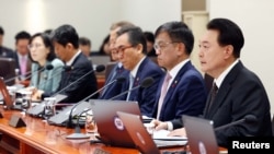 韩国总统尹锡悦(右一)2024年1月16日在龙山总统府召开内阁会议。(路透社/韩联社)