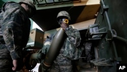 တောင်ကိုရီးယး မရိမ်းတပ်သားတွေ ပုံမှန် စစ်ရေးလေ့ကျင့်ရေးအတွက် Yeonpyeong ကျွန်းမှာ ပြင်ဆင်နေကြစဉ်။ (နိုဝင်ဘာ ၁၊ ၂၀၁၈)