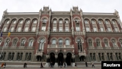 На думку деяких оглядачів, саме час провести реформи, відразу орієнтуючись на те, щоб вони сприяли інтеграції з Європейськими Союзом, кандидатом на вступ до якого Україна стала вже під час війни.