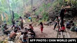ချင်းပြည်နယ်အတွင်း တိုက်ပွဲတွေကြောင့် တောတောင်တွေထဲ ပုန်းအောင်းနေရတဲ့ ဒေသခံအချို့။ (မေ ၂၀၊ ၂၀၂၁)