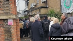 英国规划官员就中国驻伦敦“超级大使馆”计划在英国时间星期二早上举行公听会,公听会场外排队的人。(照片来源:英国沃京罕区议会(Wokingham Borough Council)议员吴兆康的脸书账号)