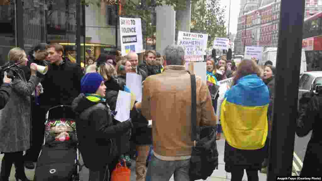 Лондон. Під вікнами Ріната Ахметова