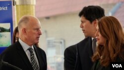 加州州长布朗(左)和参议员德里昂(美国之音国符拍摄)