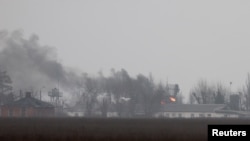 2022年2月24日,在俄罗斯总统普京下令对乌克兰东部发动军事行动后,马里乌波尔机场附件的一个军事设施冒着浓烟。