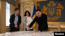 泽连斯基在乌克兰基辅接受路透社记者采访时向记者展示了一张战略资源和目标的地图。(路透社:2025年2月7日)