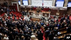 Законодавці Національних зборів Франції аплодують президенту України Володимиру Зеленському під час його виступу, 7 червня 2024. AP Photo//Thomas Padilla