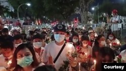 မတ်လ ၄ရက်နေ့ညက UNHCR ရုံးရှေ့မှာမြန်မာအလုပ်သမားတွေ ဆုတောင်းပွဲနဲ့ဆန္ဒထုတ်ဖော်ပွဲပြုလုပ်ခဲ့ပုံ