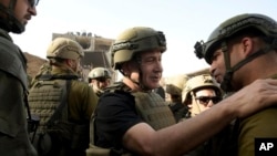 资料照片:以色列总理内塔尼亚胡在加沙地带视察以色列军队。(2023年11月26日)