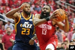 资料照:NBA球星哈登在2019年4月的一场赛场上。