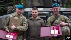 乌克兰总统泽连斯基视察顿涅茨克前线与乌克兰士兵合影。(2023年5月23日)