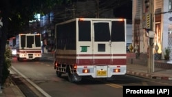 泰国日报《Prachatai》提供的照片显示,2025年2月27日,驶离曼谷一个拘留的车辆的车窗上贴着黑色胶带。