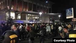 伯克利警方在讲演场外严密部署(伯克利警察局推特图片)