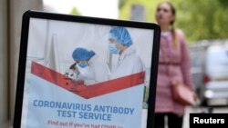 英国伦敦的一家药房外的新冠病毒测试广告。(2020年6月29日)