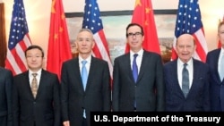 美国高官和中国贸易代表团成员在华盛顿合影,右起:美国贸易代表罗伯特·莱特希泽,美国商务部长威尔伯·罗斯,美国财政部长史蒂文·姆努钦,中国副总理刘鹤(2018年5月17日, 姆努钦推特图片)。