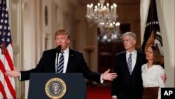 美国总统川普在白宫东厅发表谈话(2017年1月30日)