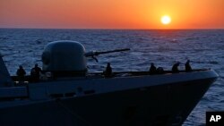 资料照:一艘德国护卫舰在利比亚海岸附近执行救援任务。(2016年3月25日)