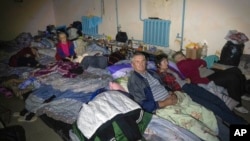 居民在俄罗斯库尔斯克州靠近俄乌边界的苏贾市(Sudzha)的一个地下室避难(资料照:2024年8月16日)