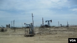 资料照: 阿塞拜疆首都巴库郊外里海岸边的采油设施。 (美国之音白桦拍摄)