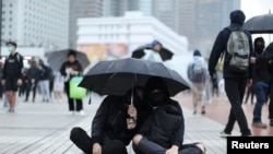 香港示威者星期天(12月29日)在雨中继续抗议。