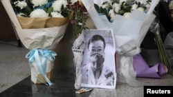 武汉疫情“吹哨人”李文亮医生因感染新冠病毒去世后武汉中心医院大门处的临时祭坛。(2020年2月7日)