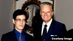 流亡美国的中国政治学者严家祺和葛培理牧师,摄于1988年。(受访者提供)