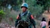 一名缅军士兵在腊戍的街道上行走（资料照）
