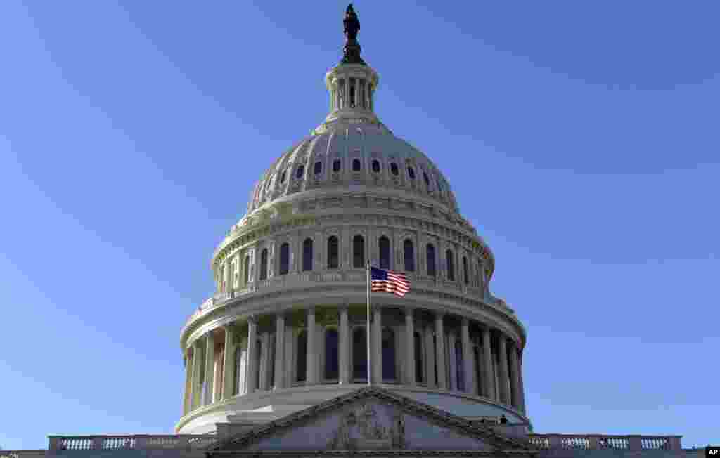 2017年11月28日,美国国会大厦上国旗飘扬。第二天,美国众议院表决和批准法案,此前参议院也通过该法案。法案要求所有535名议员和他们的员工接受强制性的反性骚扰培训。众议院议长保罗·瑞安在表决前说:“任何工作场所都容不得性骚扰,更不用说美国国会。”此前几个星期不断传出性骚扰和性侵指称,被指责的对象包括美国电影界大腕、公司老总、政治人物和著名记者。好几位身居显位的男子已被解职或被迫辞职,其他人则公开道歉或否认指控。