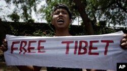 Người Tây Tạng lưu vong ở Ấn Ðộ biểu tình phản đối Trung Quốc.