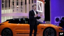 2023年4月17日2023上海车展,中国汽车制造商吉利(Geely)公司的Zeekr品牌分厂总执行官斯比罗斯·费梯诺斯向记者介绍Zeekr全电动轿车和运动休闲车。吉利公司还计划今年在荷兰和瑞典销售Zeekr。