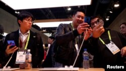 在美国拉斯维加斯参加2019国际消费类电子产品展的人们在查看华为Mate20智能手机。(2019年1月8日)