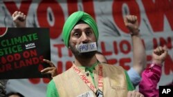 环保人士参加COP29联合国气候高峰会上的气候融资示威活动。(美联社:2024年11月22日)