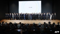 资料照:2024年2月24日,日本先进半导体制造公司(JASM)在熊本县菊池区菊代举行的新半导体工厂开幕仪式上,台湾芯片巨头台积电(TSMC)的创始人张忠谋(C)出席了拍照仪式。(法新社)