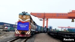 资料照:中国浙江省义乌火车站一列开往波兰的货运火车是离车站。(2018年1月24日)