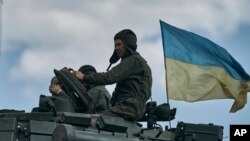 Українські танкісти біля Бахмута, 12 травня 2023 р. AP Photo/Libkos