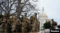 ဇန်နဝါရီ ၁၁ ရက်နေ့က လုံခြုံရေးယူရန် အသင့်ပြင်နေသော ကန်တပ်ဖွဲ့ဝင်များ