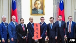 美国国会众议院美国与中国共产党战略竞争特设委员会主席迈克·加拉格尔(Mike Gallagher 右四)在台北从台湾主要反对党国民党台湾立法院院长韩国瑜(左四)手中接过祝福好运的新春春联。(2024年2月22日)