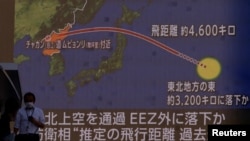 日本电视新闻报道朝鲜发射导弹。(路透社资料图)