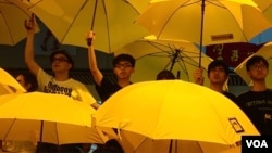 2014年10月28日黄之锋(左)和其他学生运动领袖