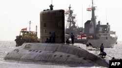 印度一艘基洛级潜艇停泊在孟买的阿波罗码头外。资料照。