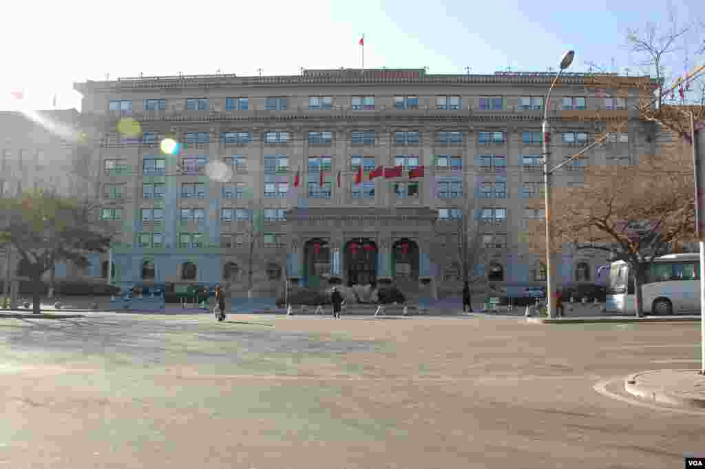 中国住房和城乡建设部大楼(资料照)。该部副部长黄艳以北京市民身份在纽约起诉郭文贵, 象征性地索赔1美元, 但是要求法院罚郭文贵1000万美元,以便教训郭文贵。针对郭文贵的诉讼案源源不断,截止到7月20日,共有八起在纽约州最高法院控告郭文贵的民事诉讼案,其中三起为经济纠纷,五起为诽谤案。郭文贵在7月17日长达4小时的“明镜第四期”采访中,仍一再鼓励他的爆料对象到美国来告他,他认为,这正是他爆料要达到的目的,因为只有进入了美国法律程序,他爆料的内容才能得到证实。