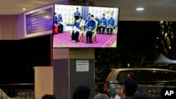 2018年5月10日,人们在马来西亚首都吉隆坡一家餐厅观看马哈蒂尔再次就任马来西亚总理的电视转播。